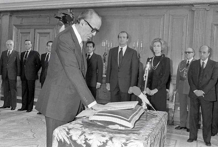 epa01332727-File-picture-dated-26-February-1981-showing-former-Spanish-Prime-Minister-Leopoldo-Calvo-Sotelo-L-taking-oath-at-the-Zarzuela-Palace-before-King-Juan-Carlos-C-and-Queen-Sofia-2-R-of-Spain-Calvo-Sotelo-passed-away-03-May-2008-at-82-in-his-home-in-Pozuelo-de-Alarcon-on-the-outkirts-of-Madrid-Spain-His-family-noticed-around-midday-he-wasn-t-feeling-well-and-his-pulse-was-feeble-He-had-turned-82-on-the-14th-of-April-and-was-apparently-in-good-health-conditions-He-was-in-office-from-February-1981-to-December-1982-during-Spain-s-Transition-from-Gen-Francisco-Franco-s-dictatorship-to-democracy-Calvo-Sptelo-s-funeral-chapel-is-expected-to-be-installed-tomorrow-in-the-lower-house-of-the-Spanish-Parliament-in-Madrid-He-was-married-and-had-eight-children