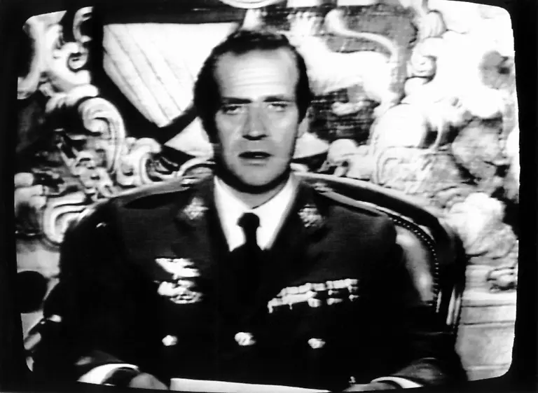 Sieben-Stunden-nach-der-Erstuermung-des-spanischen-Parlaments-durch-Putschisten-hat-der-spanische-Koenig-Juan-Carlos-in-der-Nacht-zum-24-2-1981-per-Fernsehansprache-an-die-Bevoelkerung-appelliert-Ruhe-und-Vertrauen-zu-bewahren-Oberstleutnant-Antonio-Tejero-Molina-stuermte-am-23-2-1981-mit-mehr-als-200-Mann-der-paramilitaerischen-Guardia-Civil-das-Parlamentsgebaeude-in-Madrid-und-nahm-die-Abgeordneten-mitsamt-der-Regierung-als-Geiseln-Durch-den-mutigen-Einsatz-von-Koenig-Juan-Carlos-fuer-die-demokratische-Ordnung-brach-der-Putschversuch-nach-18-Stunden-zusammen-Wichtige-Militaers-wollten-sich-zudem-den-Umstuerzlern-nicht-anschliessen-Tejero-wurde-zu-30-Jahren-Gefaengnis-verurteilt
