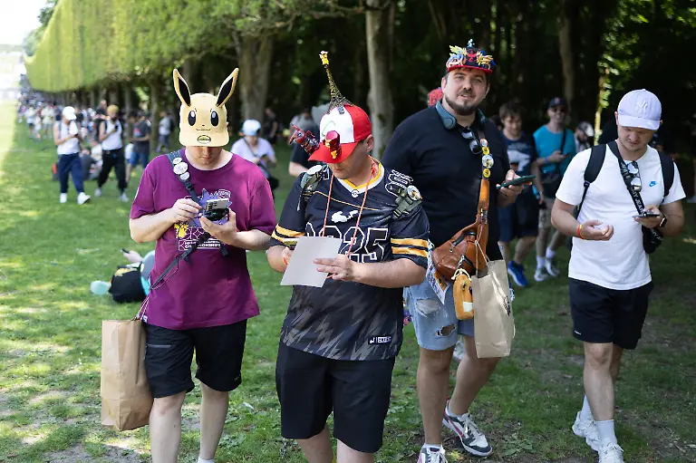 Fans-play-Pokemon-Go-on-their-smartphone-on-the-opening-day-of-the-Pokemon-Go-Fest-2025-in-the-Parc-de-Sceaux-south-of-Paris-on-June-13-2025-Photo-by-Raphael-Lafargue-ABACAPRESS