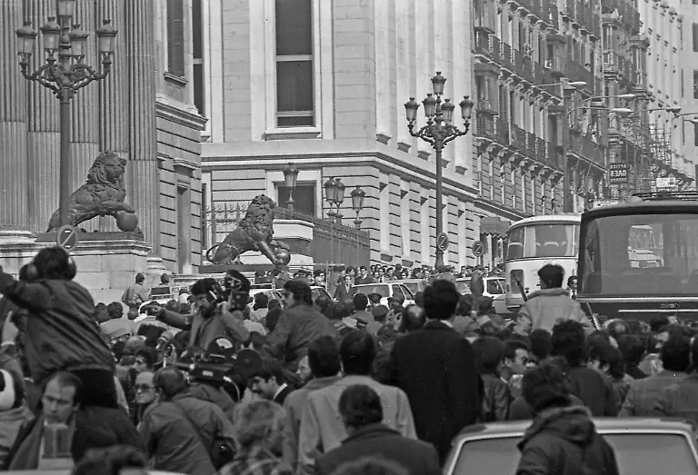 Antonio-Tejero-dies-at-93-years-of-age-ARCHIVE-photo-24-FEBRUARY-1981-MADRID-SPAIN-The-vicinity-of-the-Congress-of-Deputies-on-February-24-1981-the-morning-after-the-attempted-coup-detat-on-the-23rd-where-people-await-the-release-of-hostages-by-Lieutenant-Colonel-Tejero-of-the-Civil-Guard-once-King-Juan-Carlos-has-supported-the-Constitution-by-failing-the-attempted-coup-Europa-Press-24-02-1981-Spain-PUBLICATIONxNOTxINxESP-Copyright-xEuropaxPressx-7049530
