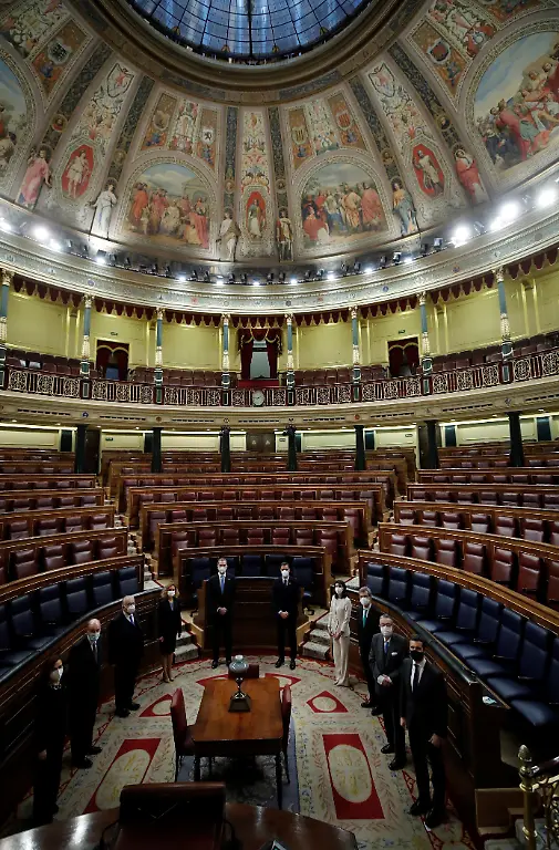 Felipe-VI-5-v-l-Koenig-von-Spanien-und-Pedro-Sanchez-5-v-r-Ministerpraesident-von-Spanien-nehmen-im-Abgeordnetenhaus-an-einer-Veranstaltung-zum-40-Jahrestag-der-Vereitelung-eines-Putschversuchs-teil-Zwei-bewaffnete-Hundertschaften-der-paramilitaerischen-Polizeieinheit-Guardia-Civil-hatten-am-Abend-des-23-Februar-1981-das-Parlament-waehrend-der-Sitzung-zur-Wahl-eines-neuen-Regierungschefs-gestuermt-und-die-Abgeordneten-als-Geiseln-genommen