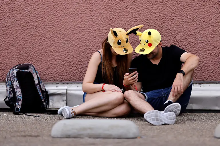 Besucher-der-Gamescom-2022-schauen-auf-ihr-Handy-Die-Gamescom-in-Koeln-ist-die-weltweit-groesste-Messe-fuer-Computer-und-Videospiele-gemessen-nach-Ausstellungsflaeche-und-Besucheranzahl-Zahlreiche-Hersteller-aus-aller-Welt-praesentieren-hier-ihre-neue-Soft-und-Hardware-Aufgrund-der-COVID-19-Pandemie-fand-die-Messe-2020-2021-nur-in-digitaler-Form-im-Internet-statt-Koeln-28-08