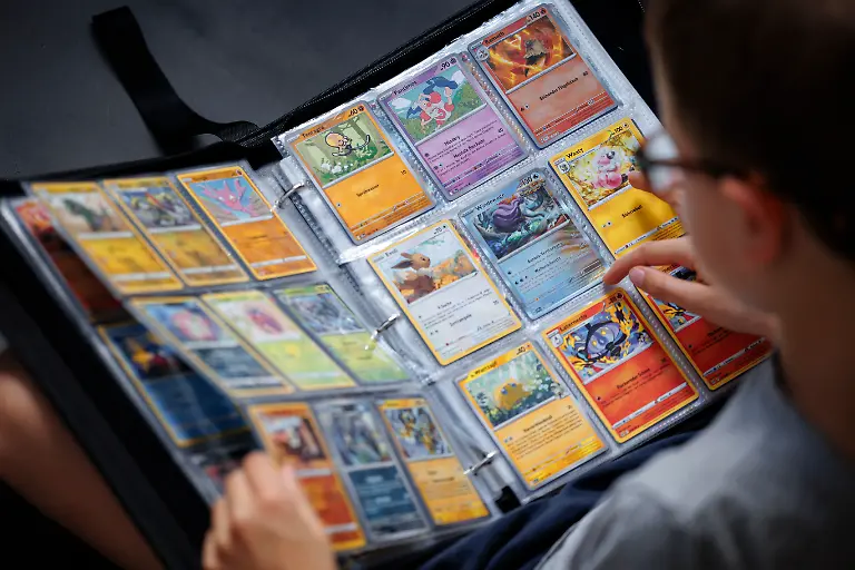 Symbolfoto-zum-Thema-Pokemon-Ein-Junge-schaut-sich-Pokemon-Karten-in-einem-Sammelalbum-an-Berlin-18-08-2025