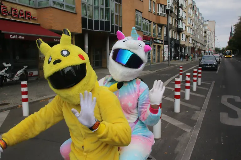 zwei-pokekmon-fans-in-berlin-auf-dem-motorrad-zwei-pokekmon-fans-in-berlin-auf-dem-motorrad-two-pokekmon-fans-in-berlin-on-a-motorcycle-two-pokekmon-fans-in-berlin-on-a-motorcycle