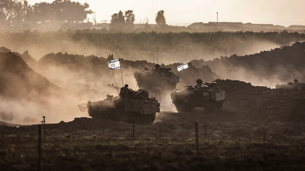 Israelische-Panzer-bewegen-sich-in-der-Naehe-der-Grenze-zwischen-Israel-und-Gaza-nach-dem-Ende-der-siebentaegigen-Waffenruhe-zwischen-Israel-und-den-Hamas-Kaempfern