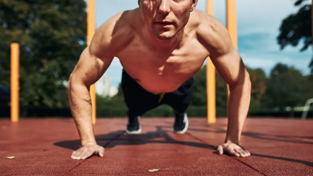 Liegestuetze-funktionieren-eigentlich-auch-ohne-Trainings-Tools-aber-Calisthenics-Juenger-setzen-auf-Liegestuetzgriffe