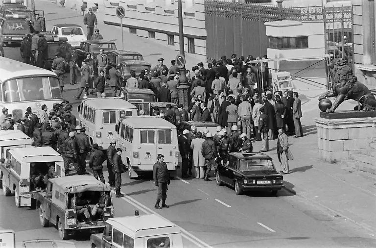 Journalists-onlookers-and-civil-guards-wait-for-the-release-of-Parliament-deputies-outside-the-Parliament-building-in-Madrid-on-February-24-1981-Lieutenant-Colonel-Antonio-Tejero-de-Molina-and-members-of-the-Civil-Guard-took-on-February-23-1981-the-cabinet-and-some-350-MPs-hostage-during-an-attempted-coup-by-a-right-wing-group-of-the-paramilitary-Guardia-Civil