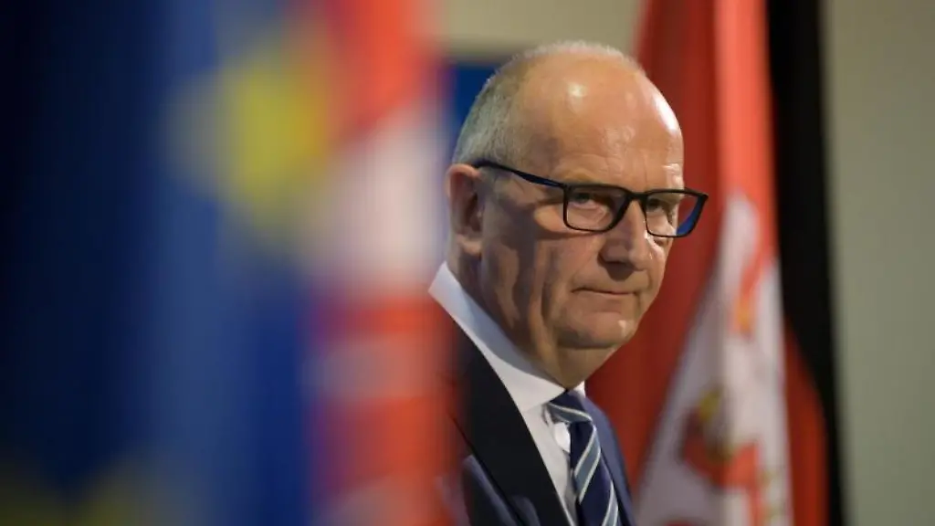 Brandenburgs-Ministerpraesident-Dietmar-Woidke-SPD-nimmt-an-einer-Pressekonferenz-teil