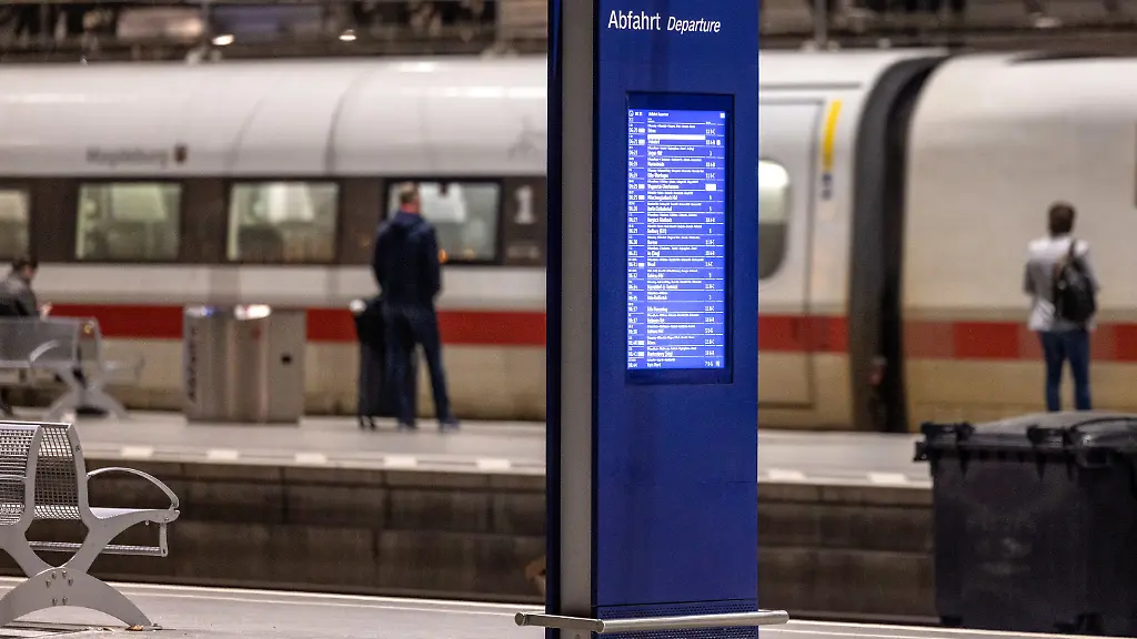 ARCHIV-18-09-2024-Nordrhein-Westfalen-Koeln-Ein-Anzeigendisplay-auf-einem-Bahnsteig-im-Hauptbahnhof-zeigt-die-Abfahrtszeiten-der-Zuege-an