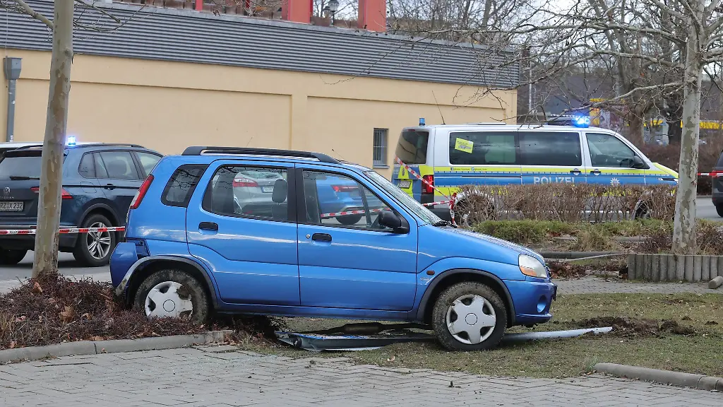 Eine-Seniorin-hat-beim-Ausparken-zwei-Fussgaenger-ueberrollt