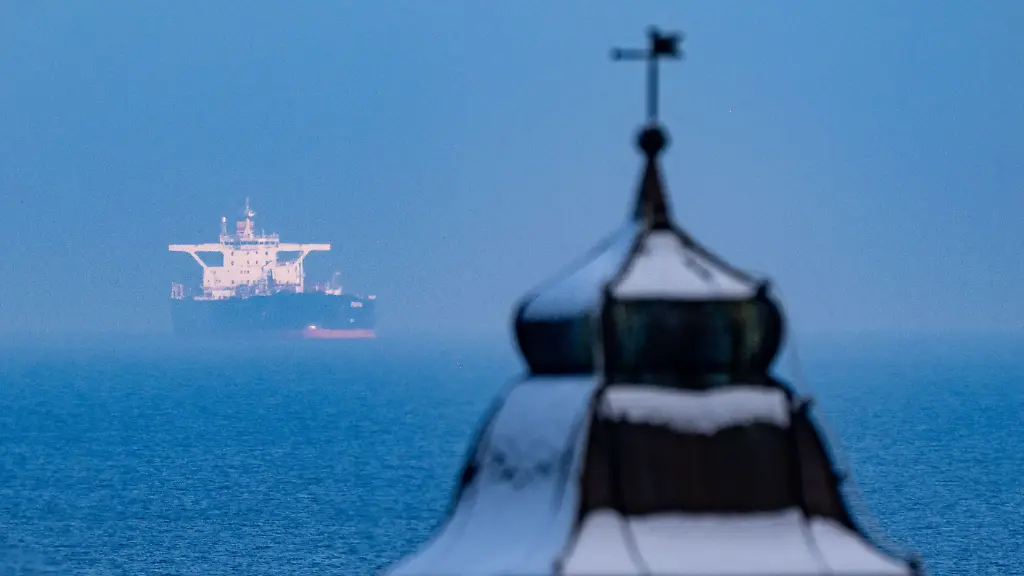 Blick-auf-den-Tanker-Eventin-vor-der-Kueste-der-Insel-Ruegen-Der-Oeltanker-ist-vor-einem-Jahr-vor-Ruegen-havariert