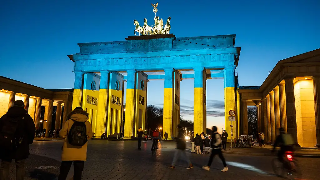 Wie-schon-2022-soll-das-Brandenburger-Tor-auch-vier-Jahre-nach-Kriegsbeginn-in-den-Farben-der-Ukraine-angestrahlt-werden