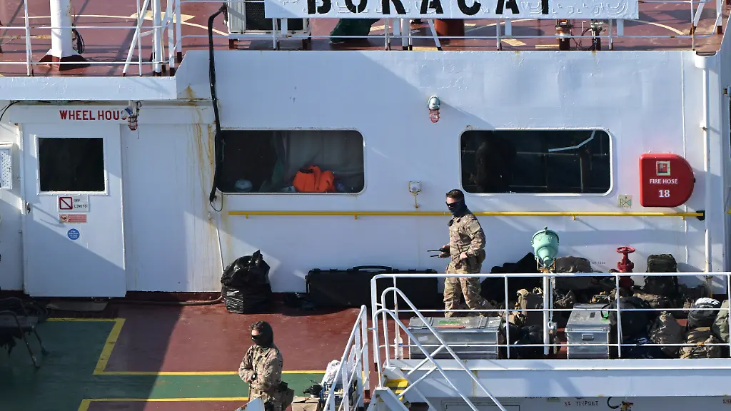 Dieses-Luftbild-das-am-1-Oktober-2025-vor-der-westfranzoesischen-Hafenstadt-Saint-Nazaire-aufgenommen-wurde-zeigt-franzoesische-Soldaten-an-Bord-des-Tankers-der-so-genannten-Schattenflotte-Russlands-der-im-Verdacht-steht-an-Drohnenfluegen-ueber-Daenemark-beteiligt-zu-sein-und-der-zwischen-dem-22-und-25-September-vor-der-daenischen-Kueste-kreuzte-Das-unter-der-Flagge-von-Benin-fahrende-Schiff-mit-dem-Namen-Pushpa-oder-Boracay-das-von-der-Europaeischen-Union-wegen-seiner-Zugehoerigkeit-zu-Russlands-sanktionsbewehrter-Schattenflotte-auf-die-schwarze-Liste-gesetzt-wurde-liegt-seit-mehreren-Tagen-vor-der-franzoesischen-Kueste-fest