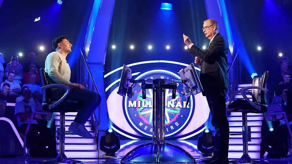 Can-Calik-le-Guenther-Jauch-El-uso-de-material-relacionado-con-el-espectáculo-está-permitido-sólo-con-la-referencia-y-enlace-a-RTL