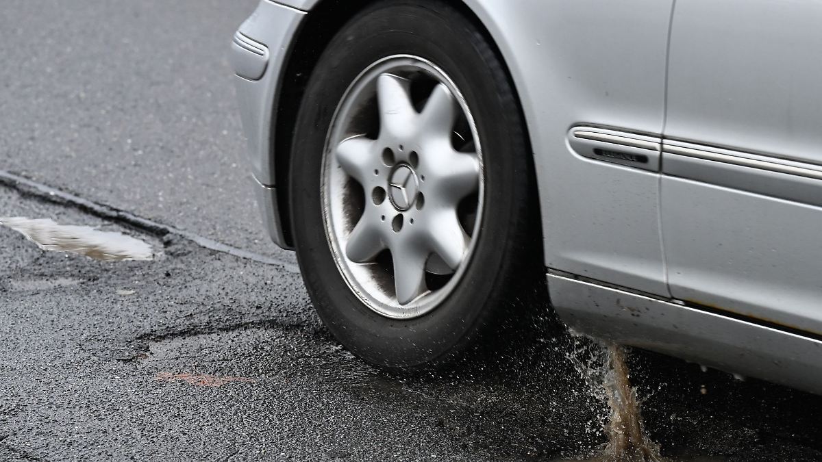 Nach dem Frost klaffen Schlaglöcher auf maroden Straßen