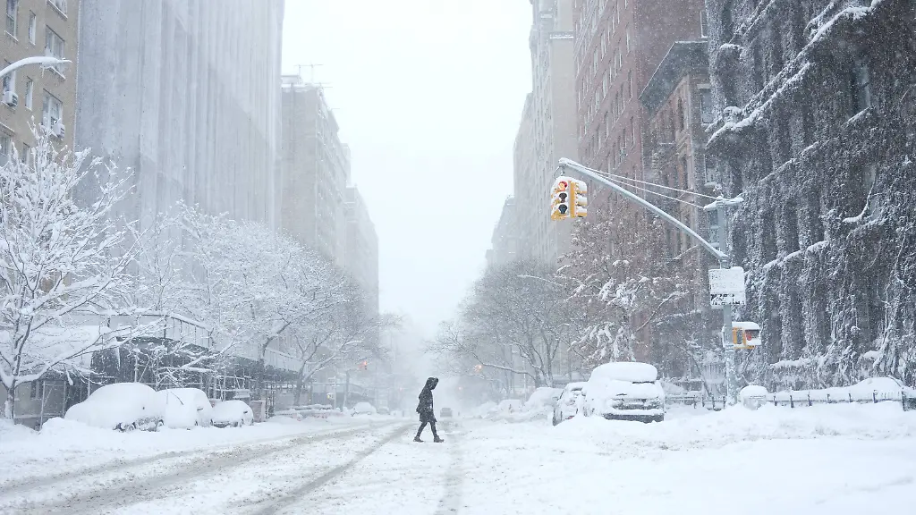 A-view-of-a-snow-covered-street-NYC-Mayor-Mamdani-has-asked-everyone-to-stay-at-home-and-off-the-streets-except-emergency-response-vehicles-New-York-City-is-hit-with-another-snowstorm-and-the-snowfall-predicted-is-17-21-inches-which-puts-the-city-in-a-state-of-emergency-This-is-the-second-snowstorm-for-the-north-eastern-part-of-the-United-States-in-2-weeks