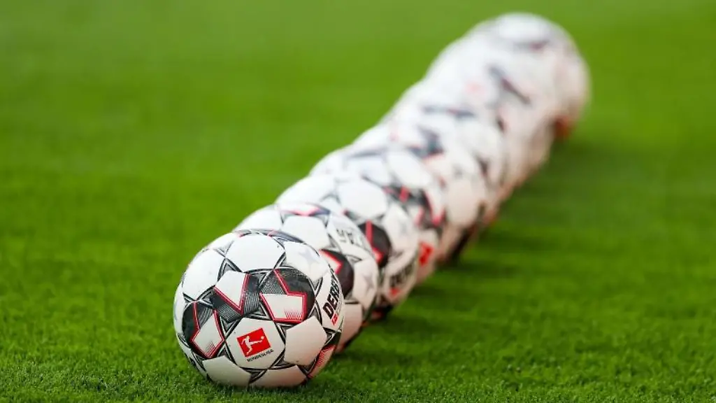 Eine-Reihe-von-Fussbaellen