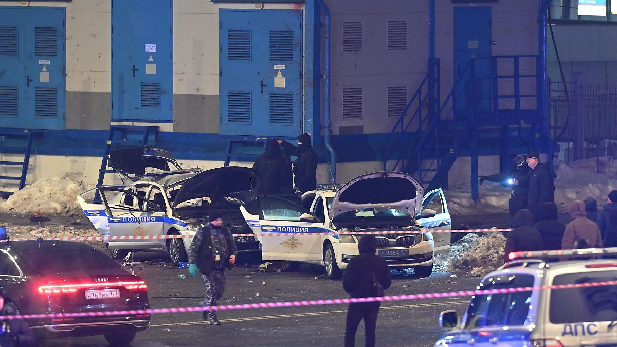 Mann nähert sich Polizisten in Moskau und zündet Sprengsatz