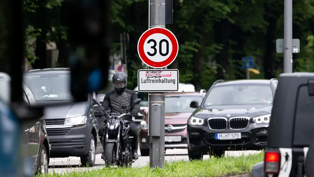 Zwischenzeitlich-waren-die-Tempo-30-Schilder-am-Mittleren-Ring-verschwunden-nun-muessen-sie-zurueckkehren