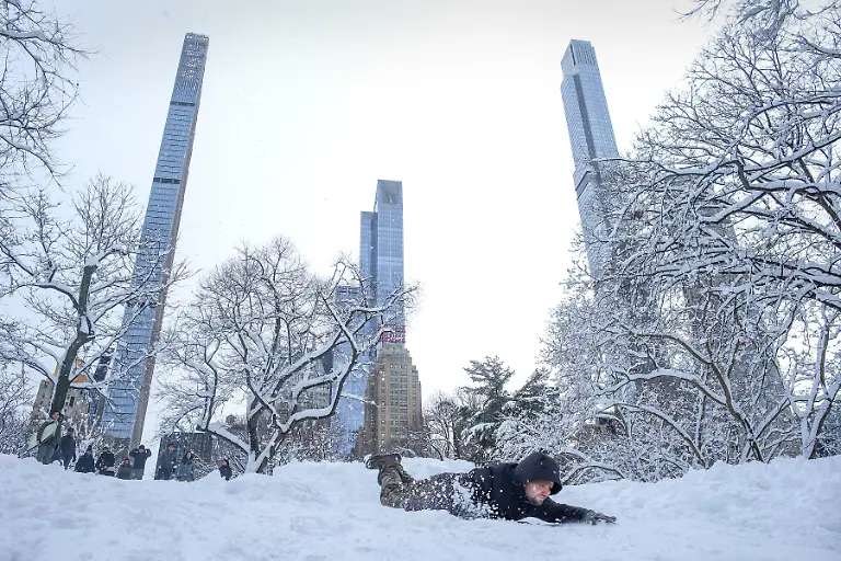 February-23-2026-New-York-Ny-USA-A-blizzard-that-hit-the-Tri-State-area-and-dumped-over-20-inches-of-snow-brought-out-the-public-to-Central-Park-to-play-in-the-snow