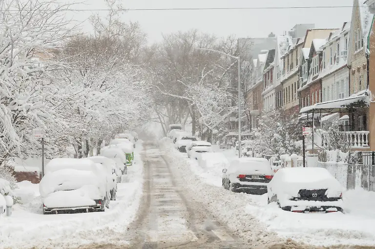 February-23-2026-New-York-United-States-Snow-blankets-brownstones-seen-amid-a-nor-easter-with-blizzard-conditions-on-February-23-2026-in-the-Queens-borough-of-New-York-City