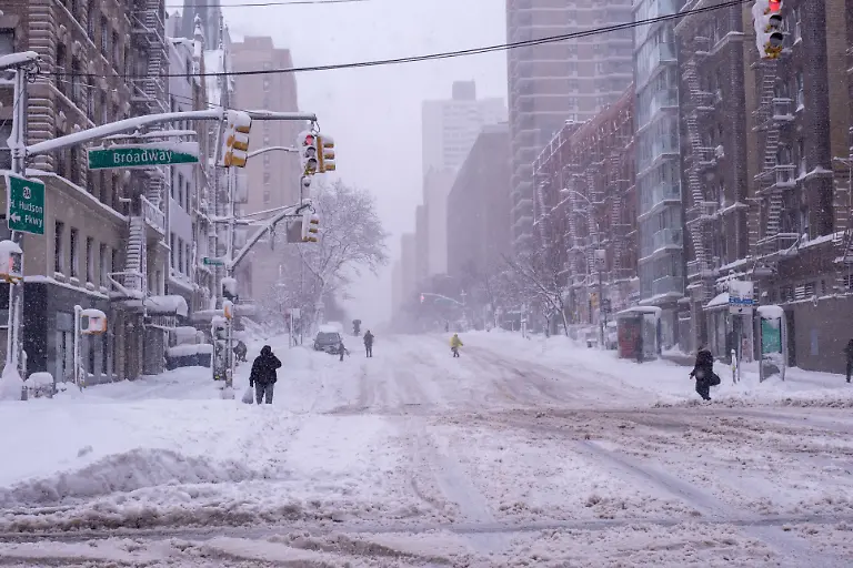February-23-2026-New-York-New-York-USA-New-Yorkers-venture-out-into-the-storm-as-they-are-hit-with-an-historic-blizzard-effecting-the-Tri-state-area-More-than-15-inches-has-been-reported-in-Central-Park-and-up-to-28-inches-in-areas-outside-of-the-city-Schools-are-closed-and-a-travel-ban-is-in-effect-due-to-the-storm