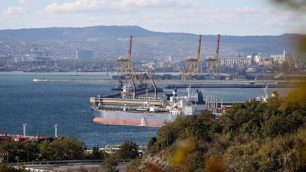 ARCHIV-11-10-2022-Russland-Noworossiysk-Ein-Oeltanker-liegt-im-Hafen-von-Noworossijsk-im-Sheskharis-Komplex-der-Chernomortransneft-JSC-einer-Tochtergesellschaft-der-Transneft-PJSC-einer-der-groessten-Anlagen-fuer-Oel-und-Erdoelprodukte-in-Suedrussland