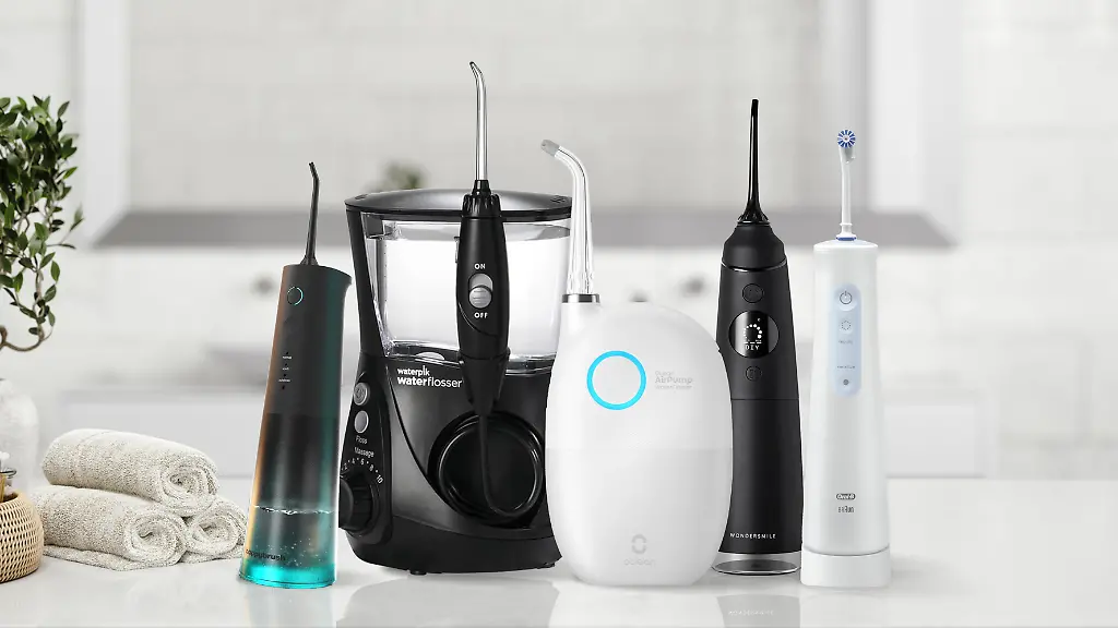 Mundduschen-werden-von-Experten-wie-der-AOK-als-Ergaenzung-zur-normalen-Zahnhygiene-empfohlen-es-gibt-Geraete-mit-externem-oder-in-den-Griff-integriertem-Wassertank