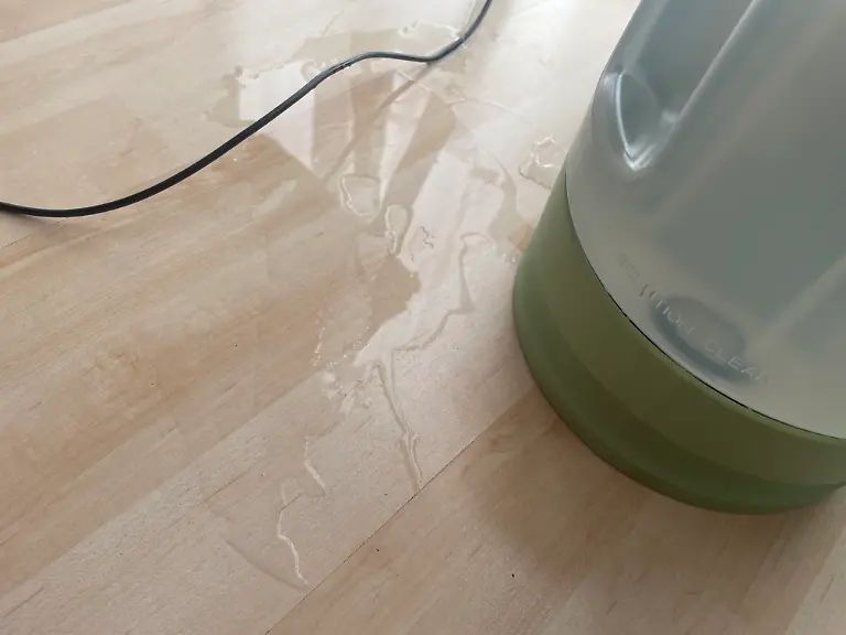 Bissel Little Green Teppich- und Polsterreiniger verursacht im Test Überschwemmung mit undichtem Frischwassertank