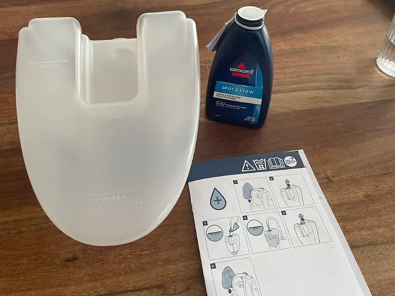 Bissel Little Green Teppich- und Polsterreiniger im Test Frischwasser mit Reinigungsflüssigkeit