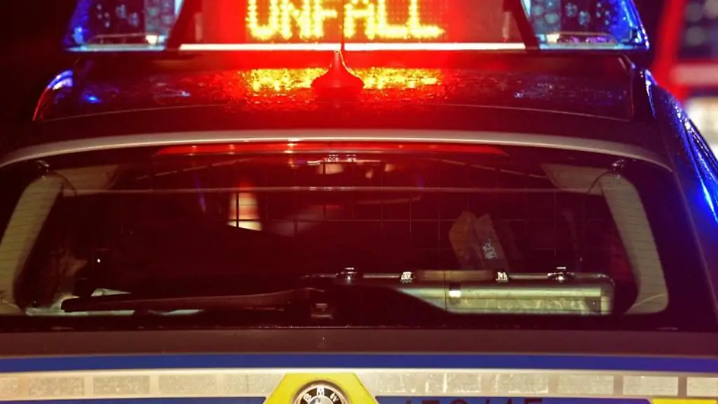 Der-Schriftzug-Unfall-leuchtet-an-einem-Streifenwagen