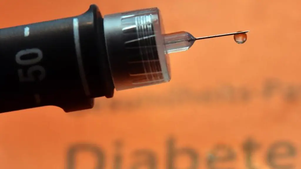Ein-Tropfen-Insulin-haengt-an-der-Nadel-einer-wiederverwendbaren-Spritze