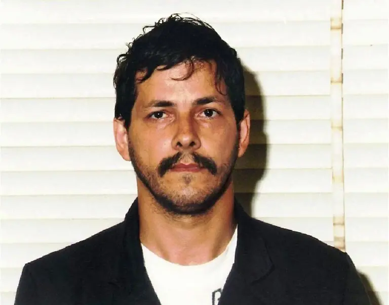 Der-belgische-Kinderschaender-Marc-Dutroux-am-19-8-1996-ist-am-23-4-1998-aus-dem-Justizpalast-in-Neufchateau-ausgebrochen-und-war-vermutlich-auf-der-Flucht-nach-Luxemburg-Das-bestaetigte-die-Polizei-in-Luxemburg-Dutroux-soll-im-Besitz-einer-Waffe-sein-Eine-Grossfahndung-wurde-eingeleitet