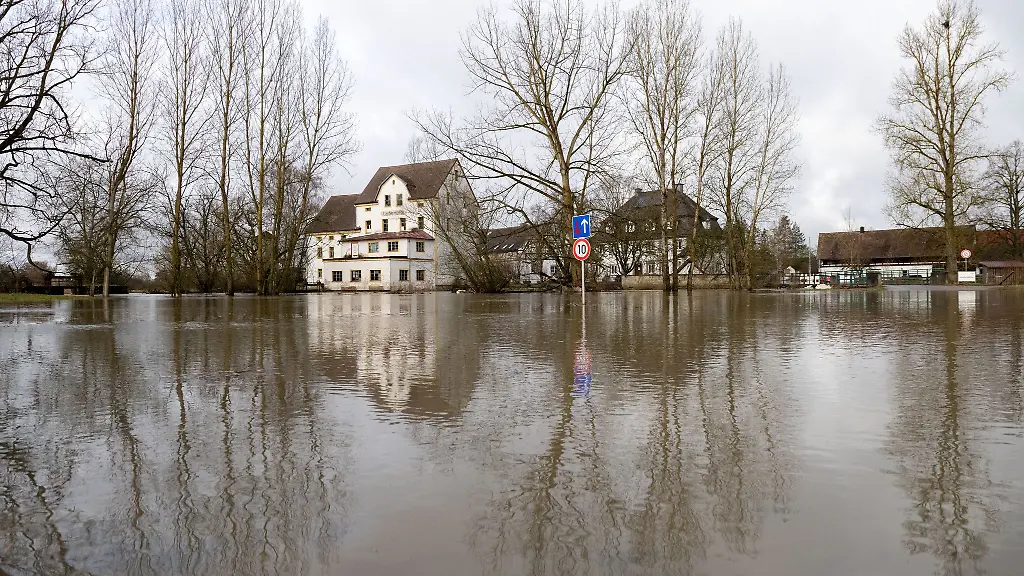 Dauerregen-und-Schneeschmelze-sorgen-vielerorts-fuer-Ueberflutungen-wie-etwa-hier-an-der-Aisch