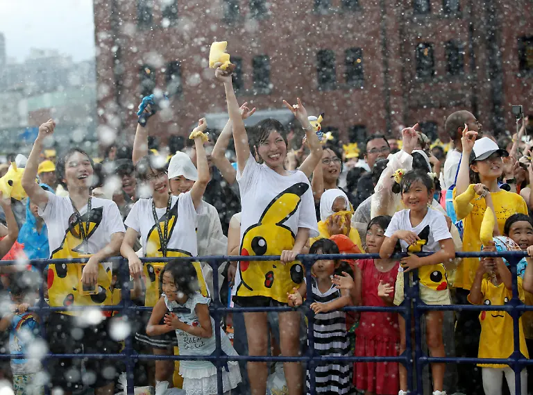 Attendants-react-to-water-spray-at-a-Splash-show-and-Pokemon-Go-Park-event-in-Yokohama-Japan-August-9-2017