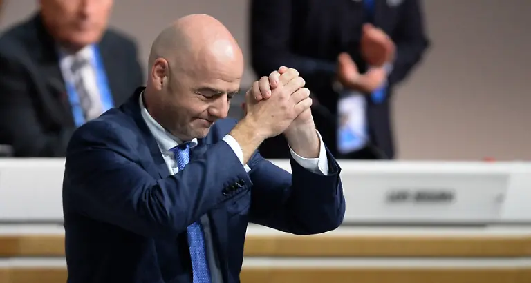 Der-Schweizer-Gianni-Infantino-vorne-begruesst-das-Publikum-nachdem-er-beim-Ausserordentlichen-FIFA-Kongress-2016-zum-FIFA-Praesidenten-gewaehlt-wurde