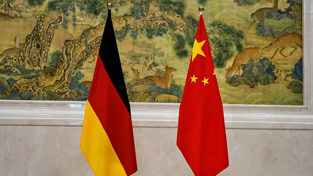 Deutsche-l-und-chinesische-Flaggen-sind-zu-sehen-bevor-Finanzminister-Klingbeil-den-chinesischen-Vizepremier-He-Lifeng-zu-einem-hochrangigen-Gespraech-im-Staatsgaestehaus-Diaoyutai-in-der-chinesischen-Hauptstadt-trifft