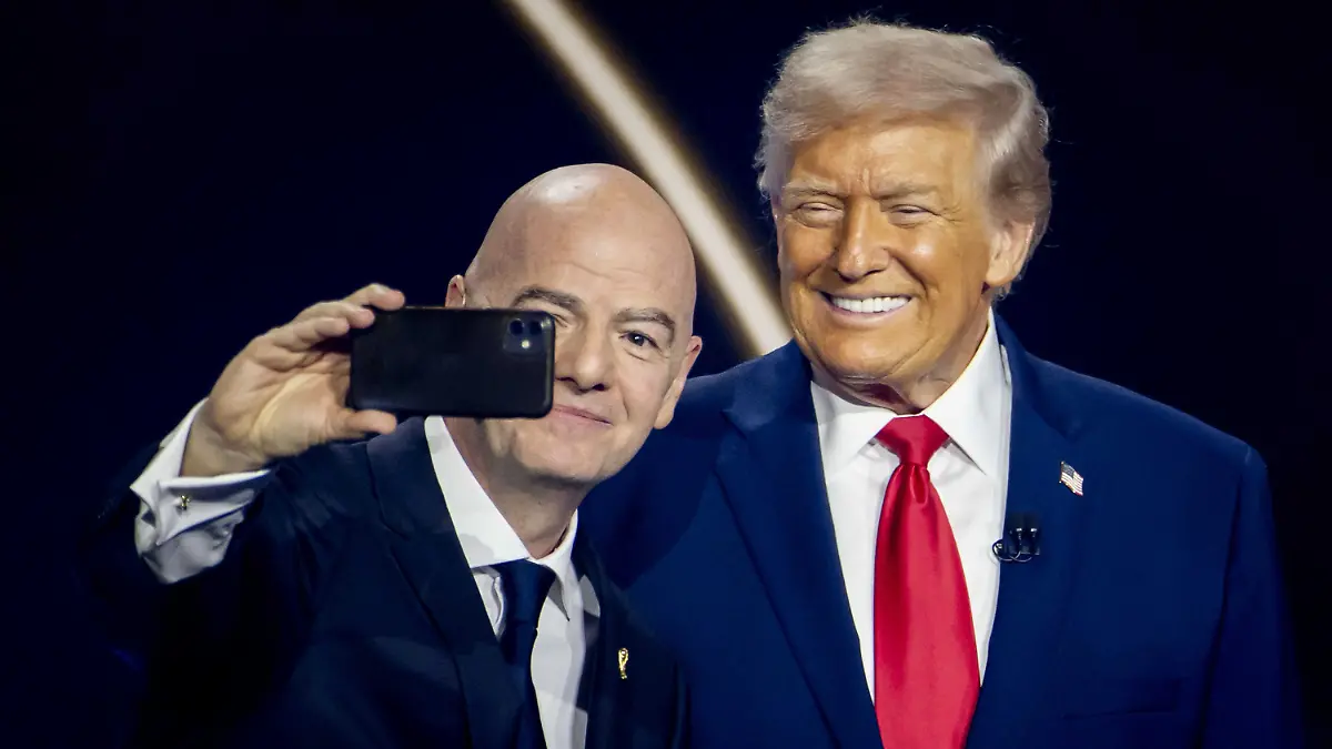 2025-12-05-18-54-35-WASHINGTON-FIFA-Praesident-Gianni-Infantino-macht-waehrend-der-Auslosung-der-Weltmeisterschaft-2026-in-den-USA-ein-Selfie-mit-Praesident-Donald-Trump