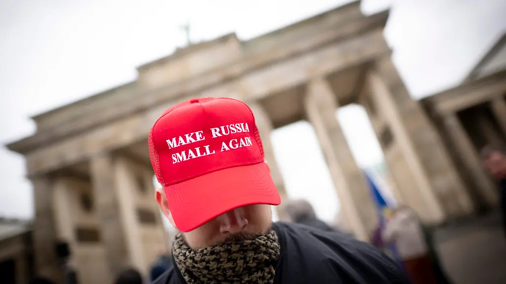 DEU-Deutschland-Germany-Berlin-21-02-2026-Demonstrant-mit-Muetze-Make-Russia-Small-Again-gegen-Russland-und-in-Solidaritaet-mit-der-Ukraine-auf-der-Kundgebung-der-neu-gegruendeten-ueberparteilichen-Initiative-We-Are-Europe-unter-dem-Motto-Fuer-ein-starkes-Europa-fuer-die-Zukunft-Europas-am-Brandenburger-Tor-in-Berlin-Deutschland-In-Zeiten-des-russischen-Angriffskrieges-auf-die-Ukraine-und-wachsender-europafeindlicher-Kraefte-in-der-EU-will-sich-die-Bewegung-fuer-ein-starkes-unabhaengiges-und-demokratisches-Europa-einsetzen-Parallel-finden-Aktionen-und-Demonstrationen-in-14-weiteren-europaeischen-Staedten-statt-en-Demonstrator-wearing-a-hat-Make-Russia-Small-Again-against-Russia-and-in-solidarity-with-Ukraine-at-the-rally-of-the-newly-founded-non-partisan-initiative-We-Are-Europe-under-the-motto-For-a-strong-Europe-for-the-future-of-Europe-at-the-Brandenburg-Gate-in-Berlin-Germany-In-times-of-Russia-s-war-of-aggression-against-Ukraine-and-growing-anti-European-forces-within-the-EU-the-movement-aims-to-advocate-for-a-strong-independent-and-democratic-Europe-Simultaneous-actions-and-demonstrations-are-taking-place-in-14-other-European-cities