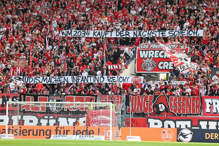 Spruchband-gegen-WM-2034-in-Saudi-Arabien-der-RWE-Fans-WM-2034-Kauf-der-naechste-Scheich-Saudis-machen-Infantino-reich-Fussball-10-Spieltag-3-Liga-Saison-2023-2024-Rot-Weiss-Essen-gegen-SC-Verl-am-07-Oktober-2023-im-Stadion-an-der-Hafenstrasse-in-Essen-Nordrhein-Westfalen-Deutschland-GER-Endstand-0-5-vor-14-907-Zuschauern