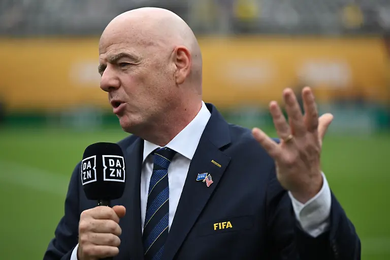 Fussball-Club-WM-FC-Chelsea-Paris-Saint-Germain-Finalrunde-Finale-MetLife-Stadium-Fifa-Praesident-Gianni-Infantino-beim-DAZN-Interview-vor-dem-Spiel