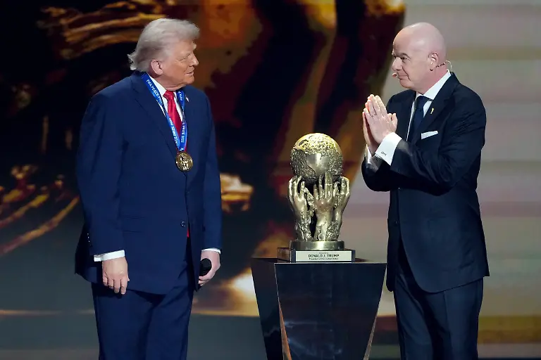 Fussball-WM-Auslosung-der-Vorrunde-im-John-F-Kennedy-Center-for-the-Performing-Arts-US-Praesident-Donald-Trump-l-erhaelt-den-FIFA-Friedenspreis-von-FIFA-Praesident-Gianni-Infantino-Die-FIFA-Fussball-WM-findet-vom-11-Juni-bis-19-Juli-2026-in-den-USA-Mexiko-und-Kanada-statt