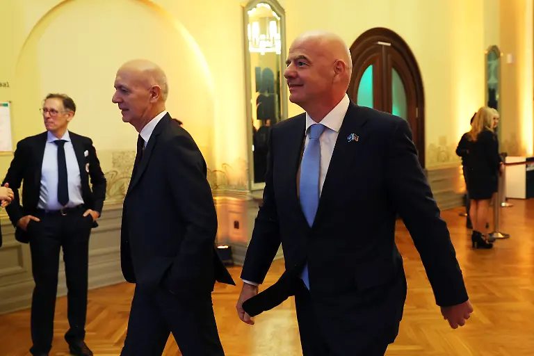 Bernd-Neuendorf-2-v-l-Praesident-des-DFB-und-Gianni-Infantino-Praesident-der-FIFA-kommen-zu-einem-Festakt-zum-125-jaehrigen-Bestehen-des-Deutschen-Fussball-Bundes-DFB-in-der-Kongresshalle