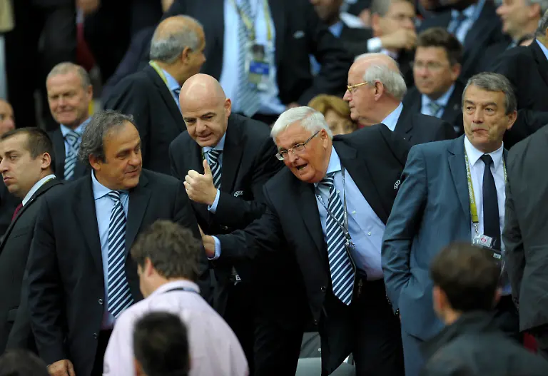 28-06-2012-Fussball-Europameisterschaft-2012-Halbfinale-Deutschland-Italien-im-Nationalstadion-in-Warschau-Polen-Ehrentribuene-v-li-UEFA-Praesident-Michel-Platini-FRA-Ex-DFB-Praesident-Theo-Zwanziger-DFB-Praesident-Wolfgang-Niersbach-GER