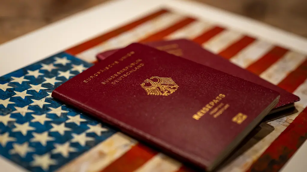 03-02-26-Eisenbach-Symbolfoto-Illustrationsbild-Symbolbild-Illustrationsfoto-Alltagsszene-Zwei-deutsche-ReisepA-sse-liegen-auf-einer-amerikanischen-Flagge-Das-Motiv-steht-symbolisch-fA-r-internationale-Reisen-StaatsbA-rgerschaft-Visa-Themen-Auslandsaufenthalte-sowie-Beziehungen-zwischen-Deutschland-und-den-USA