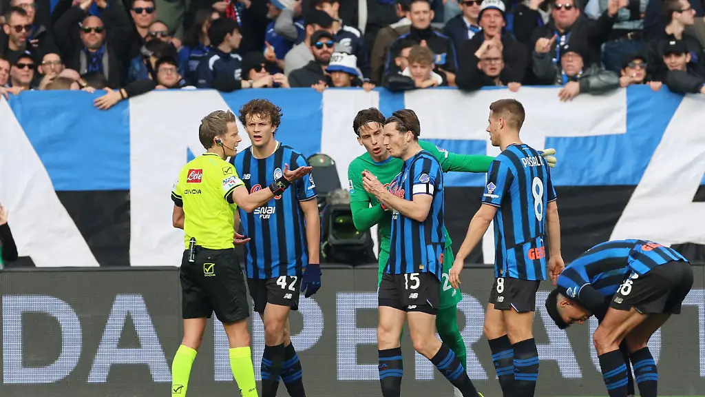 Soccer-Football-Serie-A-Atalanta-v-Napoli-New-Balance-Arena-Bergamo-Italy-February-22-2026-Atalanta-players-reacts-with-referee-Daniele-Chiffi-REUTERS-Ciro-De-Luca