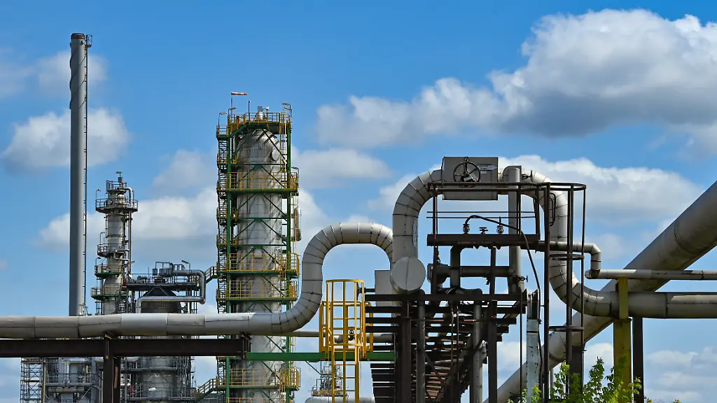 Anlagen-zur-Rohoelverarbeitung-auf-dem-Gelaende-der-PCK-Raffinerie-GmbH-Am-selben-Tag-findet-eine-zweiten-Sitzung-der-Bund-Laender-Projektgruppe-zur-Zukunft-der-Oel-Raffinerie-in-Schwedt-statt-Am-Mittag-soll-es-dann-ein-Pressestatement-dazu-geben-Von-einem-Oel-Embargo-gegen-Russland-waere-die-Raffinerie-besonders-betroffen-weil-sie-mehrheitlich-der-deutschen-Tochter-des-russischen-Staatskonzerns-Rosneft-gehoert-und-dort-in-erster-Linie-russisches-Oel-aus-der-Druschba-Pipeline-verarbeitet-wird-Die-Bundesregierung-hat-sich-wegen-des-russischen-Kriegs-in-der-Ukraine-verpflichtet-auf-das-russische-Oel-aus-der-Pipeline-vom-kommenden-Jahr-an-zu-verzichten