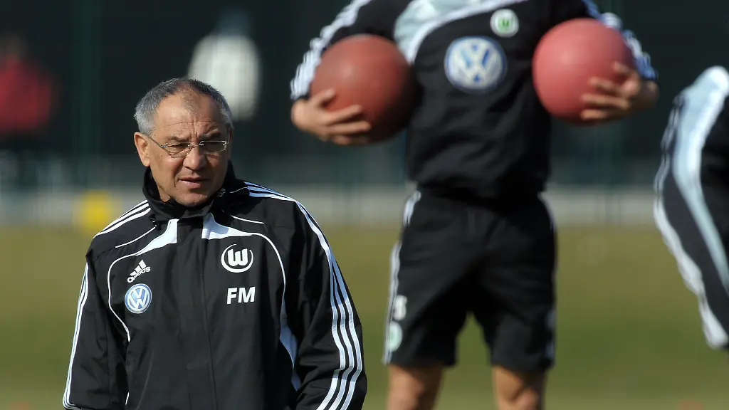 Trainer-Felix-Magath-des-Fussball-Bundesligisten-VfL-Wolfsburg-leitet-am-Dienstag-22-03-2011-das-Zirkeltraining-der-Mannschaft-mit-Medizinbaellen-auf-dem-Trainingsplatz-vor-der-Volkswagen-Arena-in-Wolfsburg