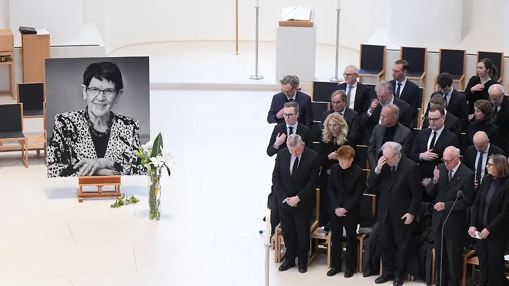 Portrait-der-ehemaligen-Bundestagspraesidentin-Rita-Suessmuth-in-der-Kirche-neben-den-Trauenden-und-Teilnehmern-beim-Oekumenischen-Gottesdienst-im-Vorfeld-des-offiziellen-Trauerstaatsaktes-fuer-Rita-Suessmuth-Berlin-24-02