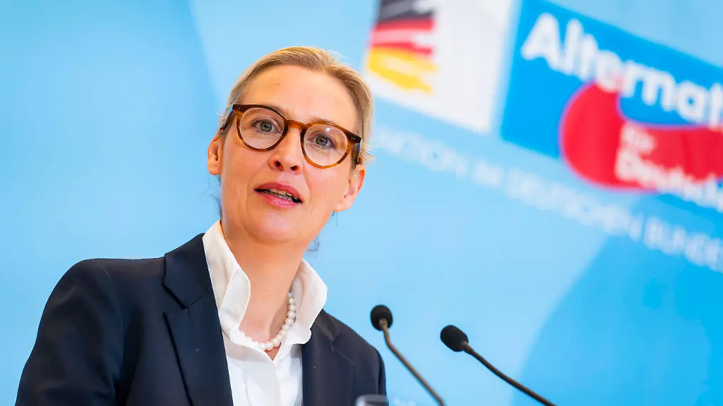 Alice-Weidel-Pressestatement-der-AfD-Fraktionsvorsitzenden-EUR-Deutschland-Berlin-24-02-2026-Pressestatement-vor-der-Fraktionssitzung-mit-Tino-Chrupalla-Co-Vorsitzender-und-Alice-Weidel-Co-Vorsitzende-der-AfD-Bundestagsfraktion